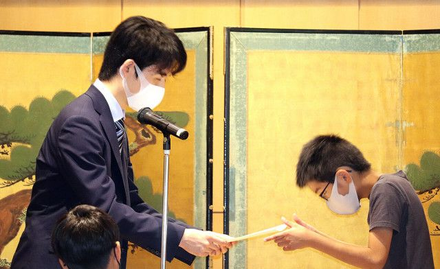 藤井聡太のようなプロの棋士の平均年収650〜800万円前後