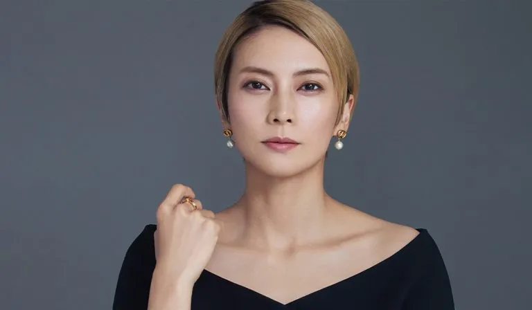 黒髪の切りっぱなしストレートマッシュヘアで、ボーイッシュになりがちですが、女性らしく色けったぷりですね。
