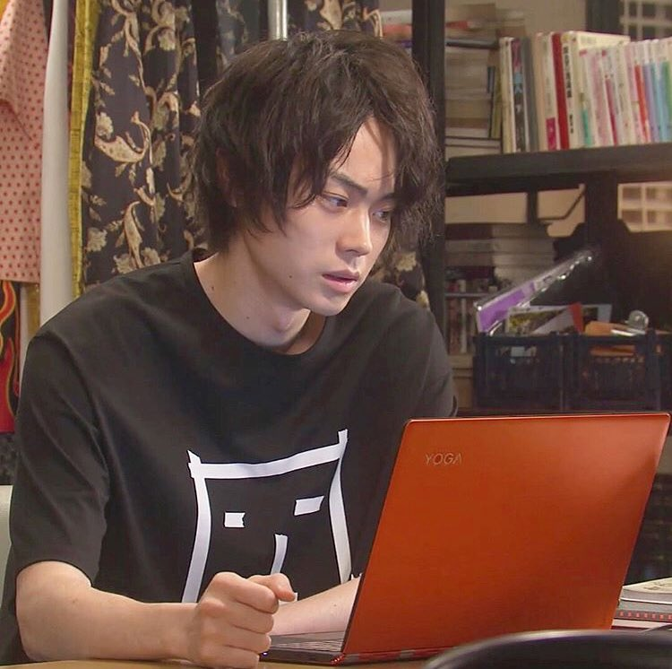 大学は進学していなく役者の道へ行く