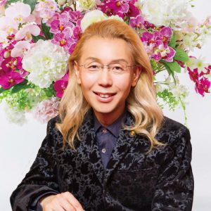 華道家としての初個展では資金が足りなかった