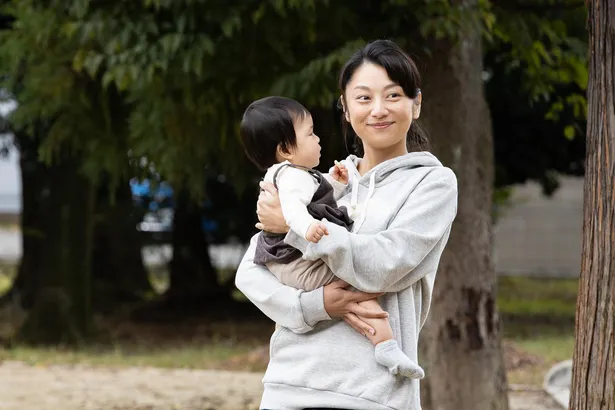 赤ちゃんを抱く小池栄子